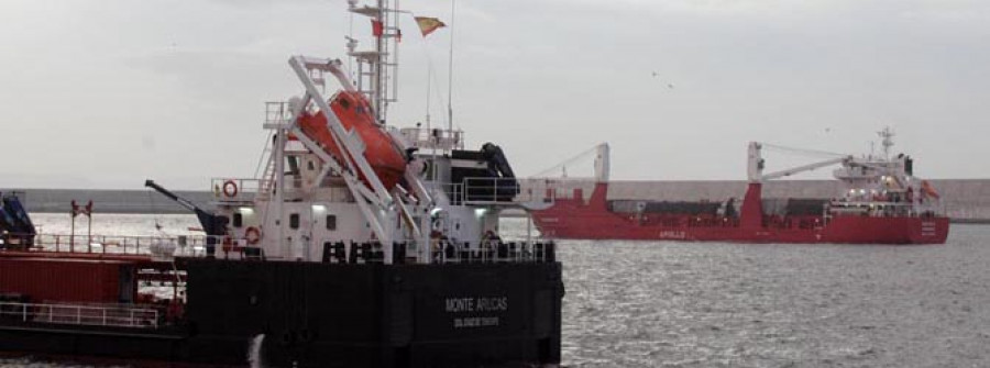 El Puerto Exterior acogió ayer una operación de suministro de combustible en el mar