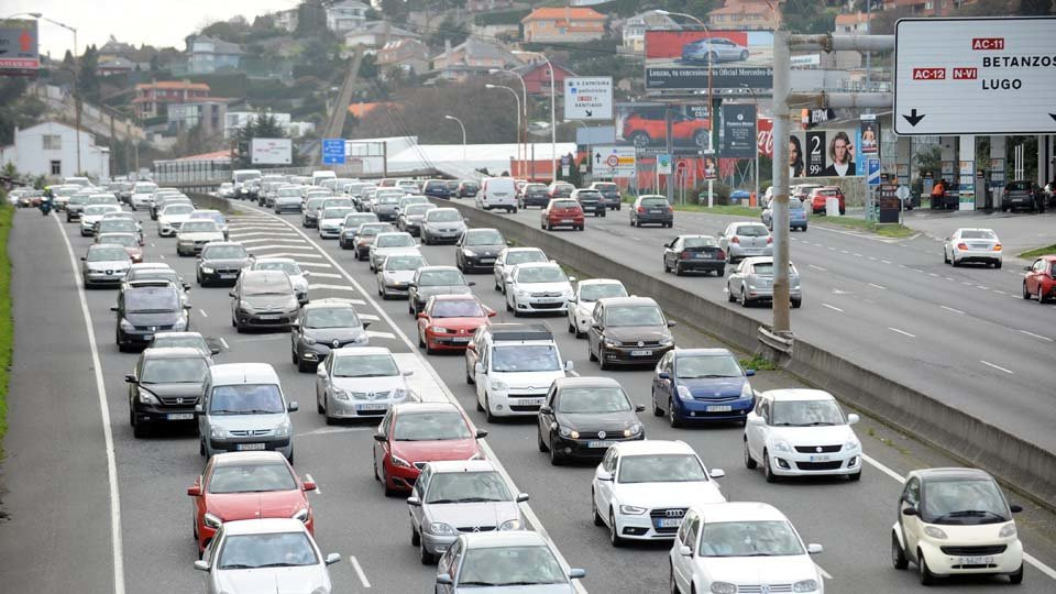 Un impacto entre dos vehículos colapsa Lavedra en dirección entrada al tener que cortar dos carriles