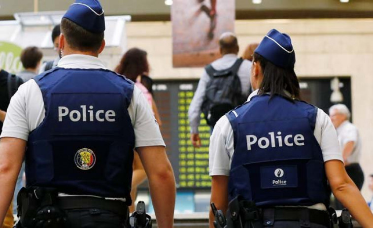 Dos individuos disparan al aire con fusiles en estación de metro de Bruselas