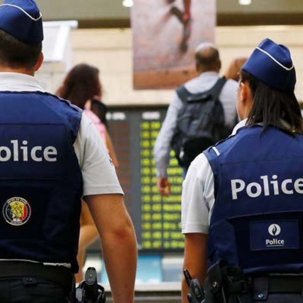 Dos individuos disparan al aire con fusiles en estación de metro de Bruselas