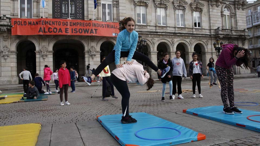 María Pita se llena de actividades deportivas para reivindicar más horas lectivas de Educación Física