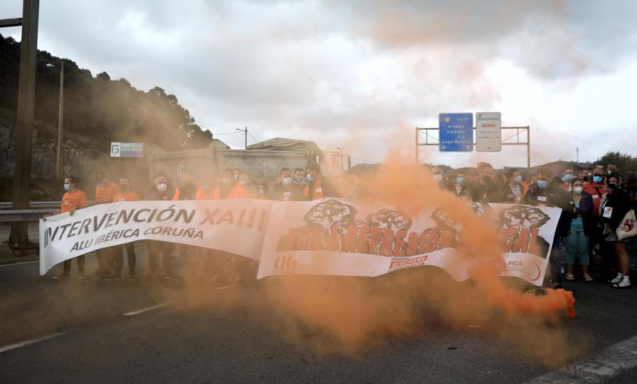 La plantilla de Alu Ibérica corta la carretera para denunciar  las sanciones a sindicalistas