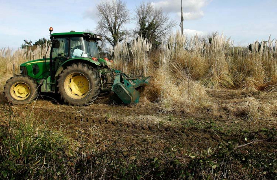 Muere un hombre tras quedar atrapado entre un tractor y una pared en Teo