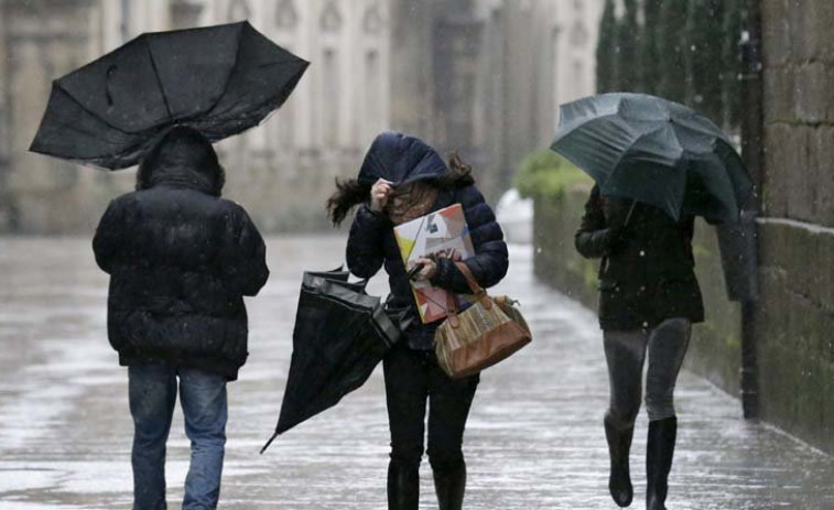 Olas, viento, nieve y lluvia ponen este martes en riesgo a 14 autonomías, con viento fuerte en Galicia