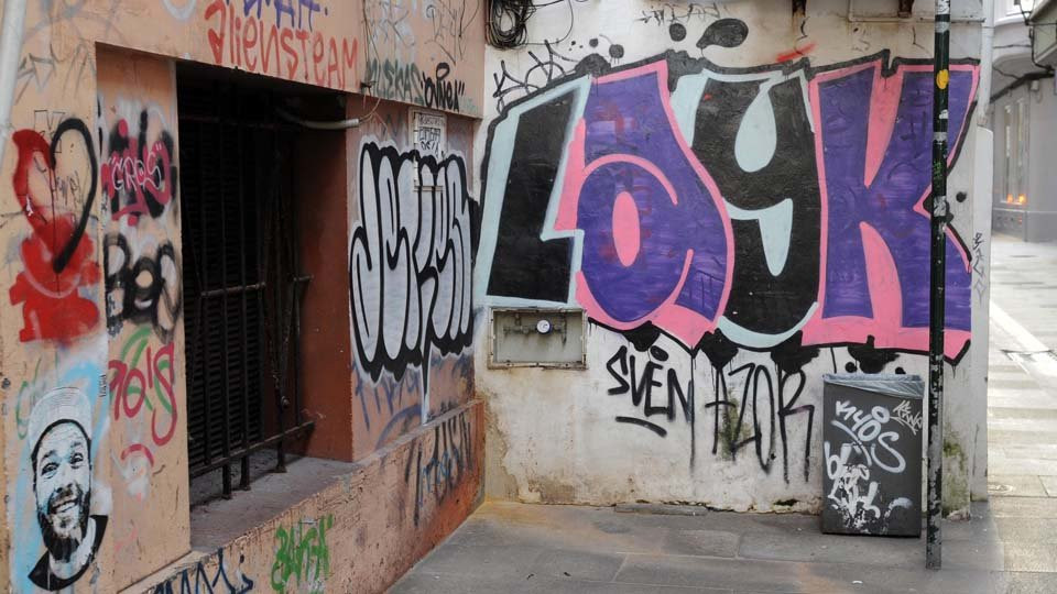 El Ayuntamiento pone en marcha un festival de arte urbano para combatir las pintadas en la zona del Orzán