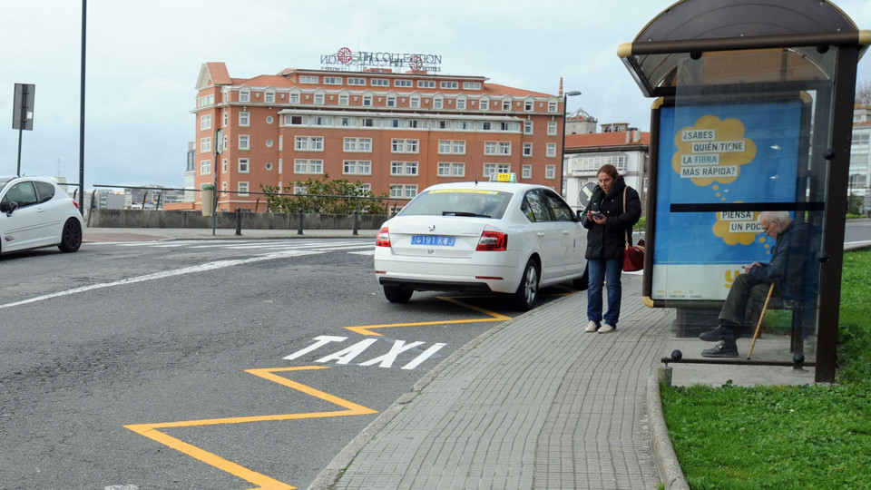 El Ayuntamiento pedirá permiso a Patrimonio para desplazar la parada de bus del Abente y Lago