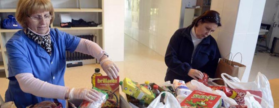 Profesores y alumnos de la Laboral recogen dinero y alimentos para sus vigilantes