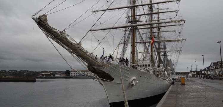 El puerto de Ferrol acoge al buque insignia de la Armada argentina