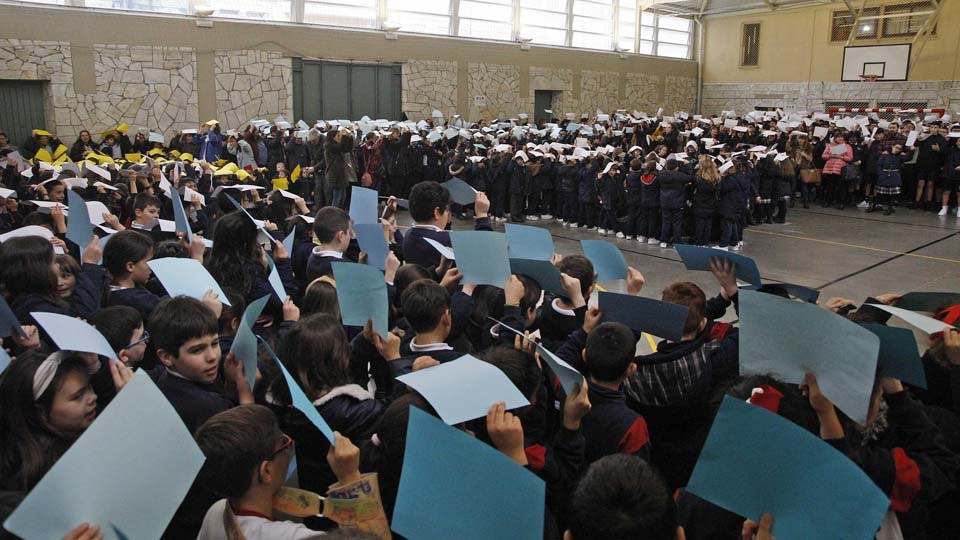 Los colegios de la ciudad celebran el Día de la Paz con mosaicos y coreografías para reivindicar el respeto