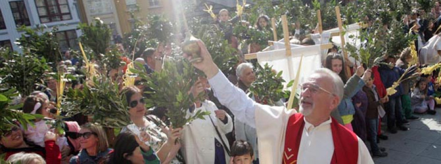 La Borriquilla salió en procesión entre un mar de ramos de laurel