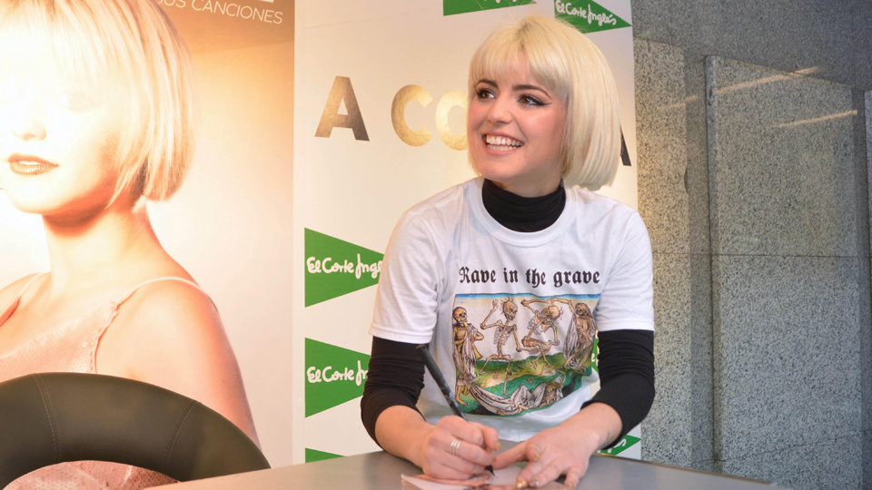 Reportaje | “El público de aquí es superagradecido y cercano”, celebra Alba Reche en su firma de discos