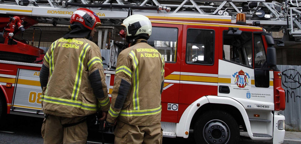 Una persona afectada por el incendio en una campana extractora en Oleiros