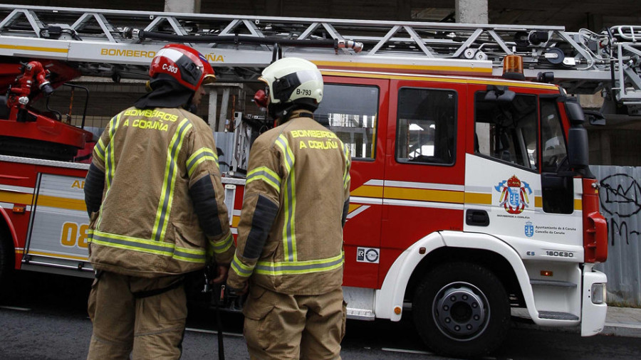 Los bomberos acuden a una alarma por un escape de gas butano a una vivienda de Os Mallos