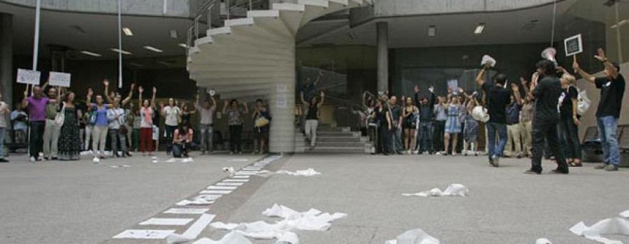 O persoal do xulgado maniféstase contra os recortes do Goberno