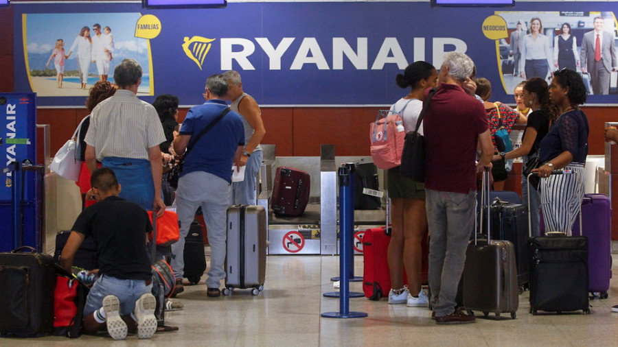 Dos vuelos con retraso en Santiago en la nueva jornada de huelga de Ryanair