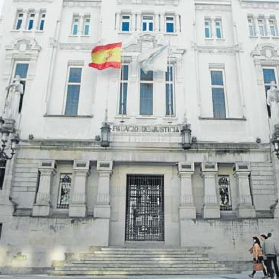 Los acusados por pegar y dejar desnudo a un hombre en A Coruña irán a juicio