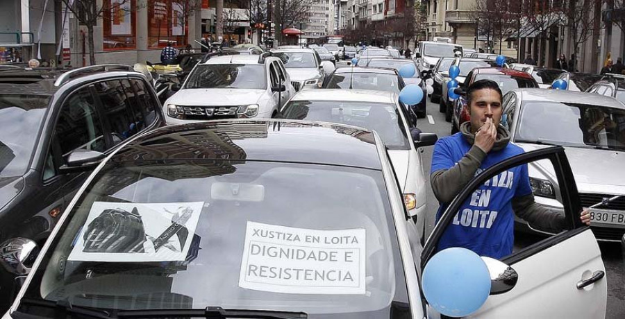 Funcionarios de Xustiza llenan el centro de coches tres días antes de la nueva reunión con la Xunta