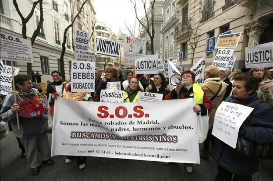 SOS Bebés Robados Galicia denuncia que "no solo quitaban los bebés a las madres solteras"