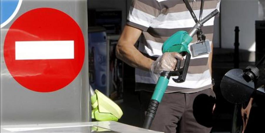 Roba un coche con un niño dentro y deja al crío un poco más tarde en una gasolinera