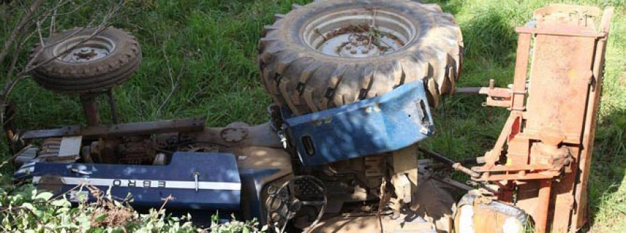 Trasladan al hospital a un hombre que resultó herido tras volcar el tractor que manejaba en Miño