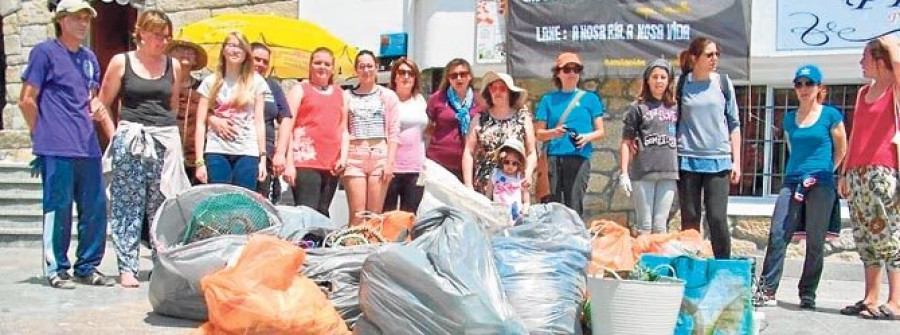 Retirados 1.200 kilos de basura durante la limpieza de playas en la Costa da Morte