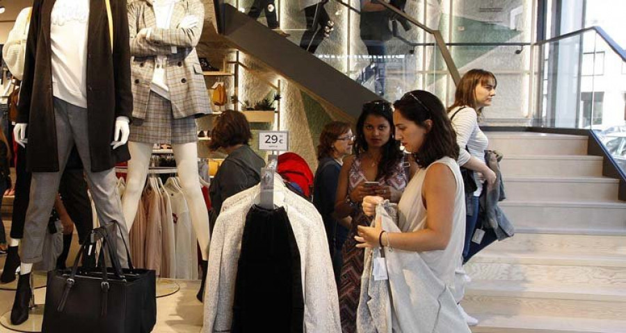 Stradivarius reabre su tienda de la plaza de Lugo con una apuesta