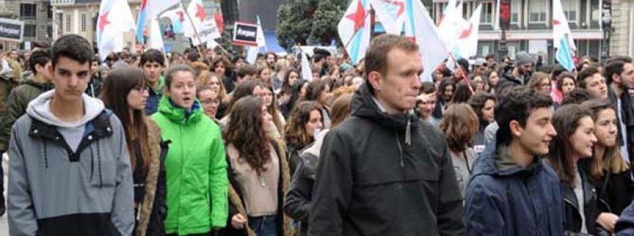 Unos 450 alumnos coruñeses salen  a la calle contra la Lomce y el 3+2