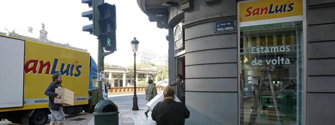 San Luis prepara su tienda de la plaza de Pontevedra para poder abrir la próxima semana