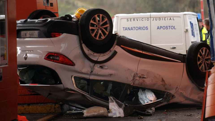 Muere la ocupante de un coche que colisionó contra el peaje de la AP-9