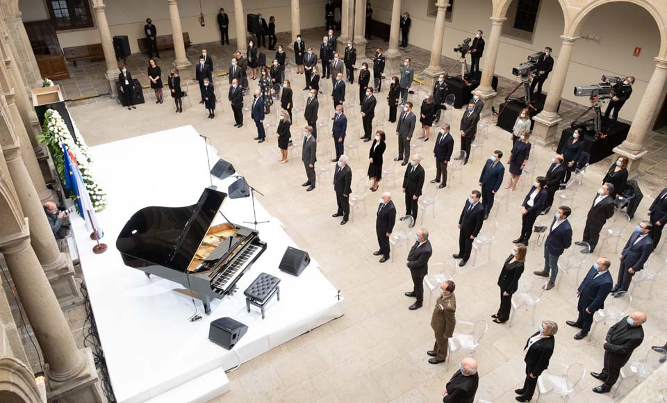 Un solemne acto institucional recuerda a las víctimas con música y 619 rosas blancas