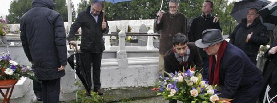 Ferrol recuerda a Torrente con flores y un libro que recorre sus ciudades