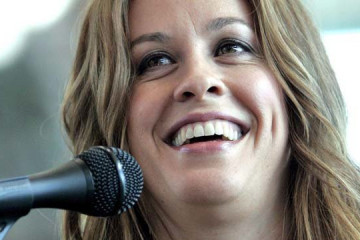 El exmánager de Alanis Morissette confiesa haberle robado dinero