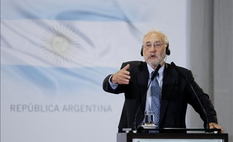 El nobel de Economía Joseph Stiglitz pide prohibir las criptomonedas