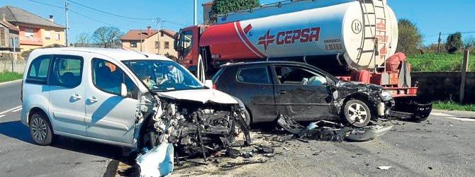 Un herido en un aparatoso accidente en Carballo con tres vehículos implicados