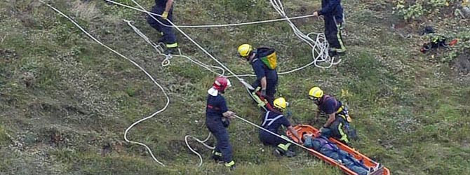 Medios aéreos y terrestres se movilizan para rescatar a un pescador en Valdoviño