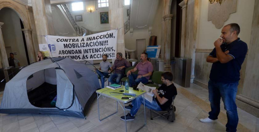 Los trabajadores del Ayuntamiento de Ferrol protagonizan encierros de 24 horas