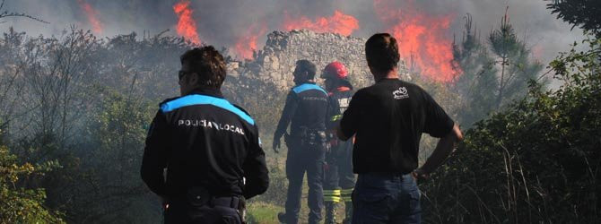 Un grave incendio pone en peligro las viviendas de una parroquia cercana a Vilagarcía