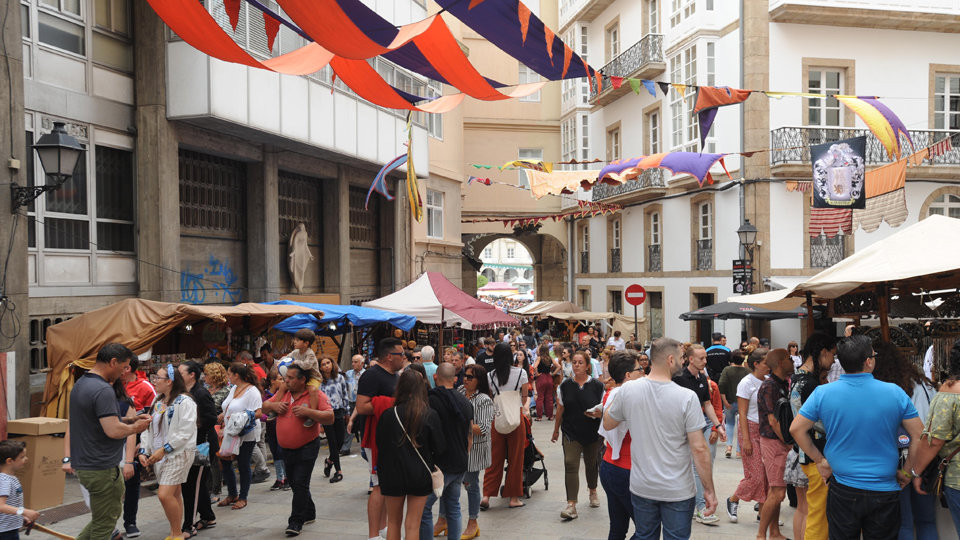 Criaturas fantásticas, música y abundante comida vencen a la lluvia en la Feria de las Maravillas