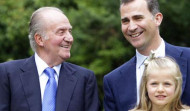 El Rey, abdica en su hijo, el Príncipe de Asturias