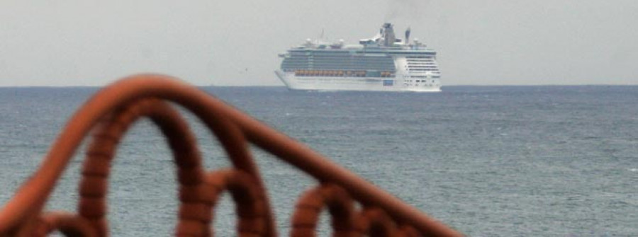 Salvamento evacua del “Independence” a dos cruceristas con problemas de salud