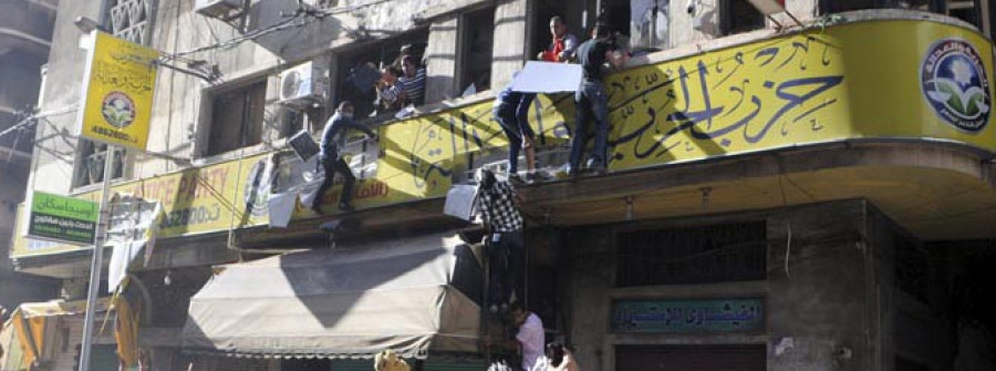 Los egipcios se echan a la calle, mientras Mursi defiende su blindaje político ante la justicia