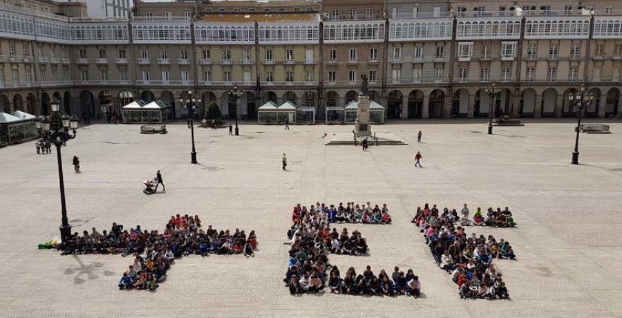 Escolares coruñeses celebran en la plaza de María Pita el Día de la Educación Física en la Calle