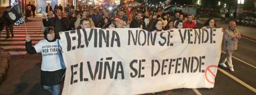 Cientos de personas recorren el centro en defensa de San Vicente de Elviña