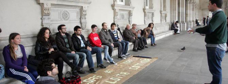 Los profesores y  los alumnos toman  la calle en defensa  de la Universidad