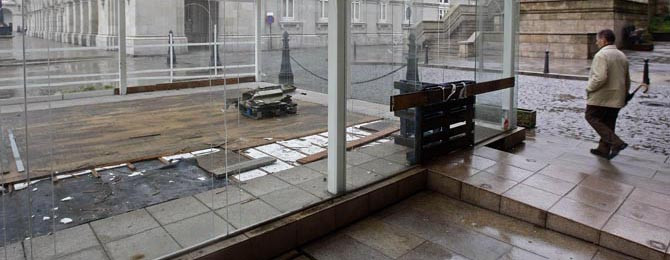 El Ayuntamiento ordena paralizar el desmontaje de una terraza de María Pita