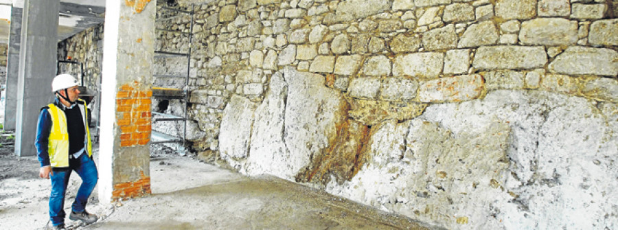 Descubren los restos de la muralla del siglo XIV en las arcadas de O Parrote