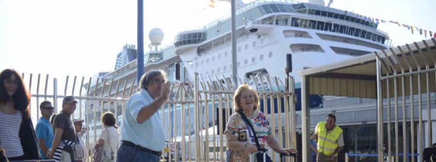 El Puerto realiza con éxito el embarque de casi 450 pasajeros del “Empress” en solo dos horas