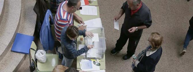 Un colexio electoral da Coruña abrirá ata as 20,30 horas tras arrancar con atraso