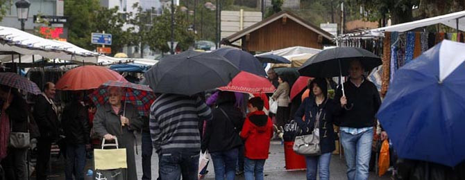 La feria de Cambre vuelve a su lugar  de origen sin polémica pero con lluvia