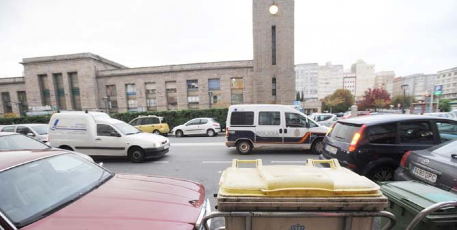 Unos policías salvan la vida a un pasajero infartado en la estación de tren